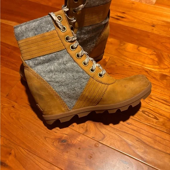 Sorel Lexie Wedge Tan and Gray Lace Up Boots - Picture 6 of 12